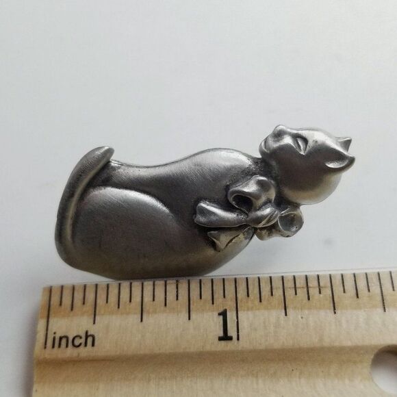 Vintage Sitting Cat Shape Brooch with RIbbon Bow Collar Lapel Pin, Estate - Picture 4 of 6